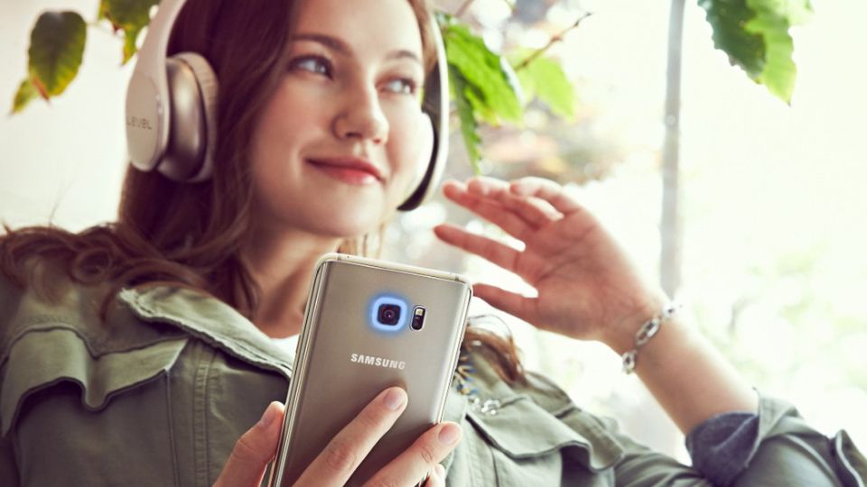 Galaxy J2 (2016) na zdjęciach. To pierwszy smartfon Samsunga z pierścieniem Smart Glow 1