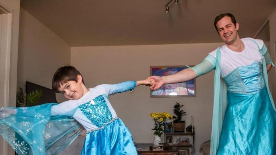 Popularny tata przebrał się za księżniczkę Elsę. Walczy ze stereotypem płci