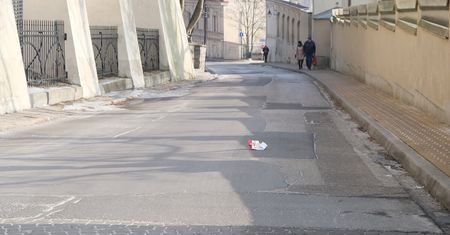 Obecny stan tej ulicy budzi poważne zastrzeżenia. Liczne ubytki, pęknięcia i nierówności utrudniają jazdę kierowcom