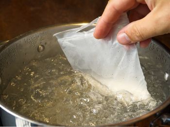 Gotujesz w ten sposób? Chemiczka ostrzega. "Nie widzimy gołym okiem"