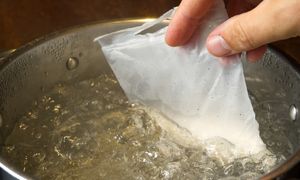 Gotujesz w ten sposób? Chemiczka ostrzega. "Nie widzimy gołym okiem"