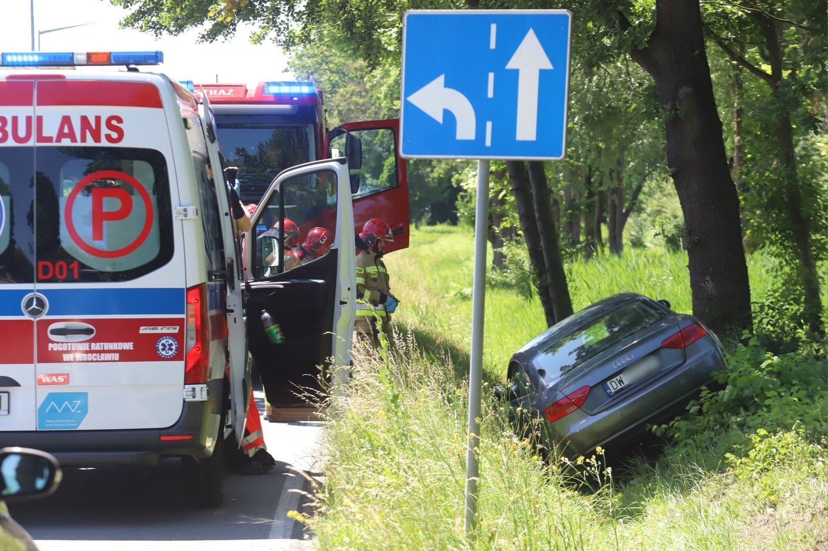 Samochód wylądował w rowie