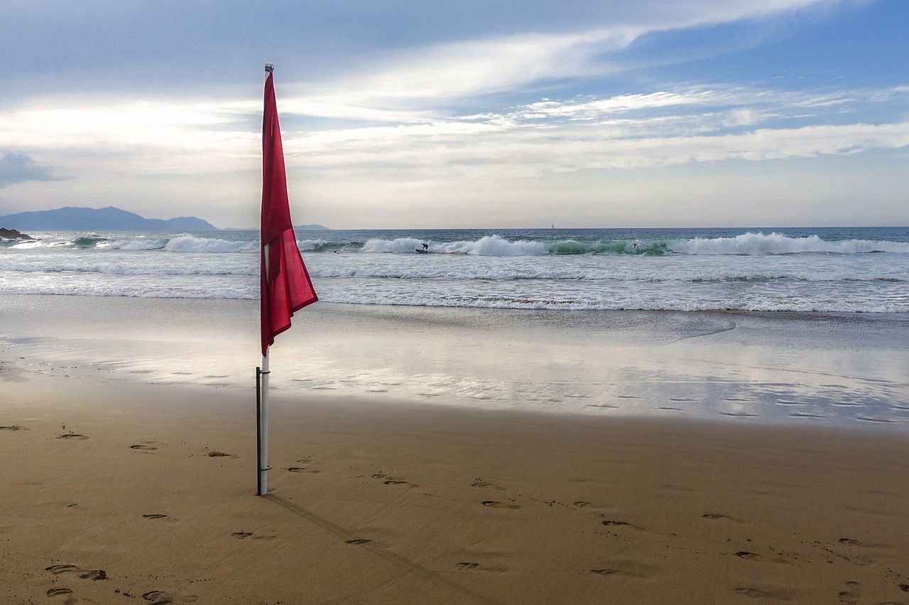 Co oznacza czerwona flaga? Musisz to wiedzieć, jeśli wybierasz się nad morze