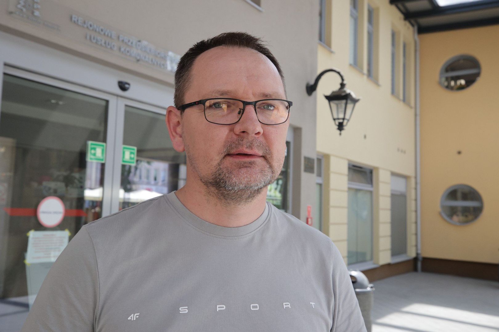 Na zdjęciu Jacek Paszowski z Rejonowego Przedsiębiorstwa Zieleni i Usług Komunalnych w Kielcach. - Niestety przymusowy remont to efekt ubiegłorocznego gradobicia lipcowego. Przeszła dość spora nawałnica nad Kielcami, a efektem tego mamy świetliki dachowe bardzo podziurawione od gradu - mówi.