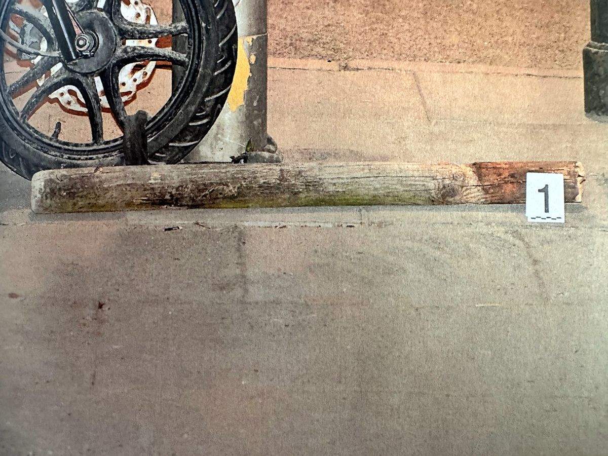 46-latek demolował samochody drewnianą belką