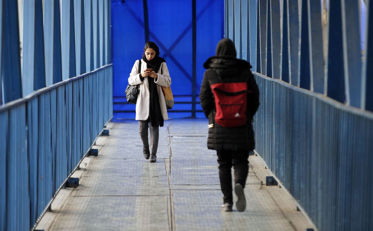 Kobietom w Iranie grozi aresztowanie za to, że nie zakrywają włosów. Na zdjęciu ulica w Teheranie