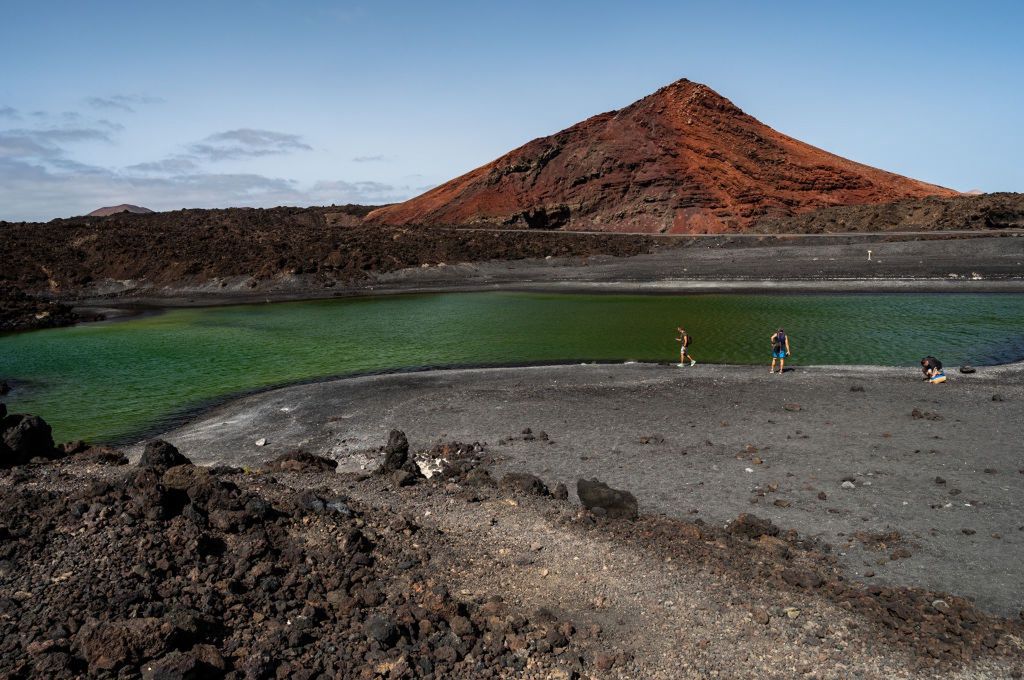 Turyści na terenie parku Timanfaya