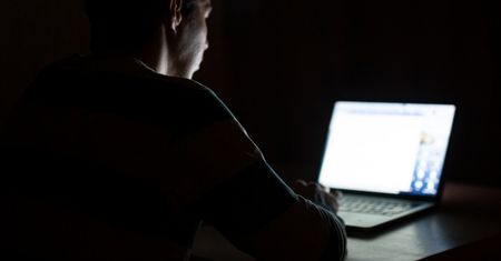 Nieznajomy używa tego słowa w sieci? Może być oszustem