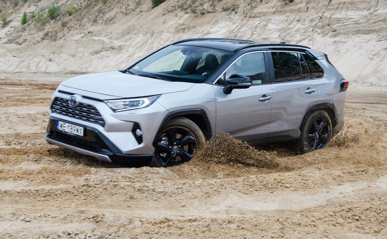 Wziąłem Toyotę RAV4 Hybrid AWD-i do kopalni piachu, by sprawdzić, czy jej napęd poradzi sobie na bezdrożach.