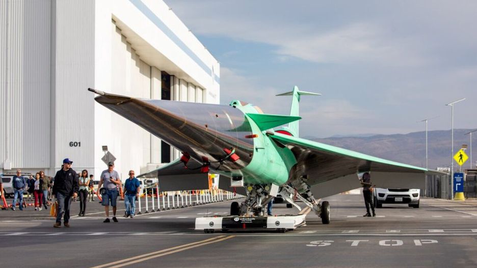 Eksperymentalny NASA X-59 opuszcza hangary Lockeed Martin