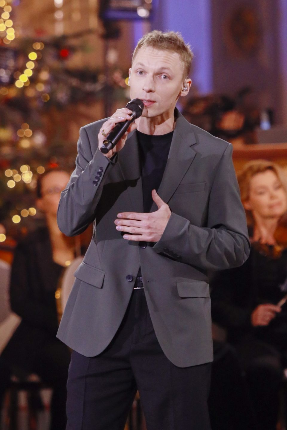 Igor Herbut podczas wigilijnego koncertu TVN