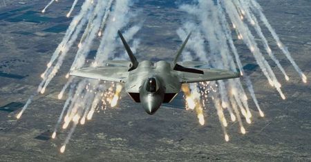 F-22 Raptor zgubiły się nad oceanem. Dziś wiemy: winny był błąd oprogramowania