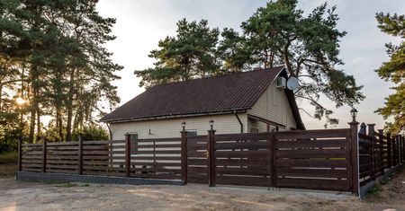 Dom przy lesie nie dla każdego. Jakie są wady i zalety takiej lokalizacji?