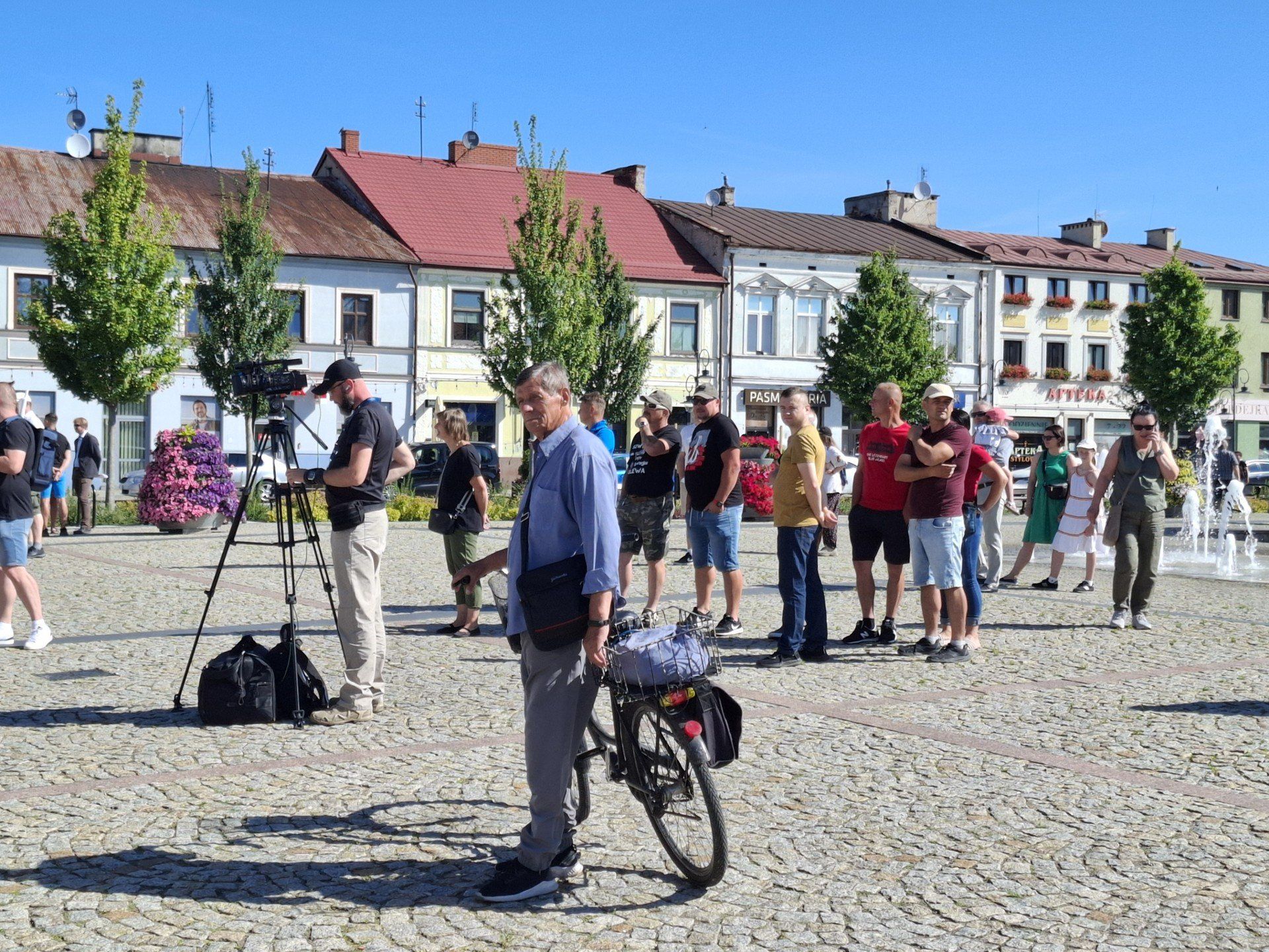 Na Rynku w Skierniewicach trwa protest przeciwko masowej migracji