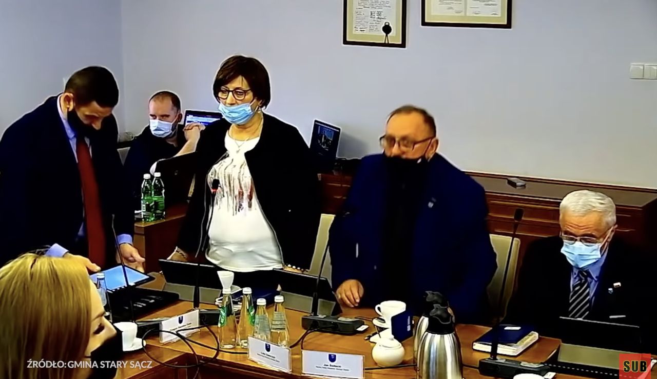 Radna zaśpiewała "Bogurodzicę". Jest drugie dno hitu ze Starego Sącza