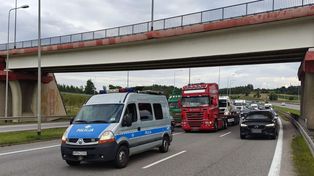 Pijany kierowca tira tak nudził się w korku, że zasnął. Świadek zabrał mu kluczyki i wezwał policję