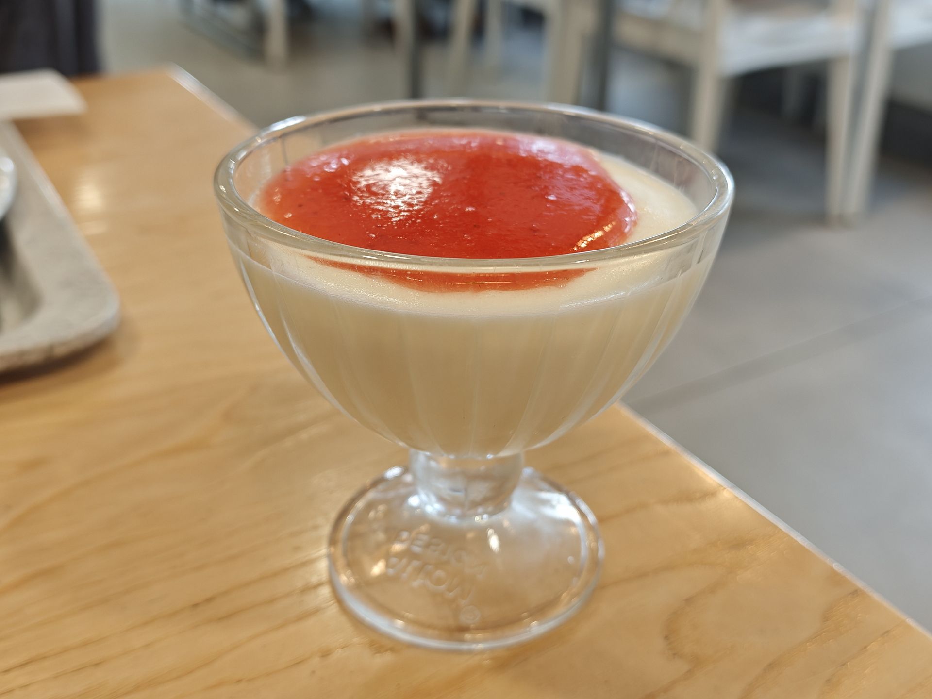 Panna cotta z domowym sosem truskawkowym