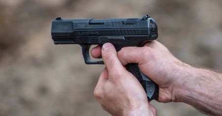 Policja musiała strzelać. Krzyki i atak z widłami pod Warszawą