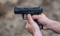 Policja musiała strzelać. Krzyki i atak z widłami pod Warszawą