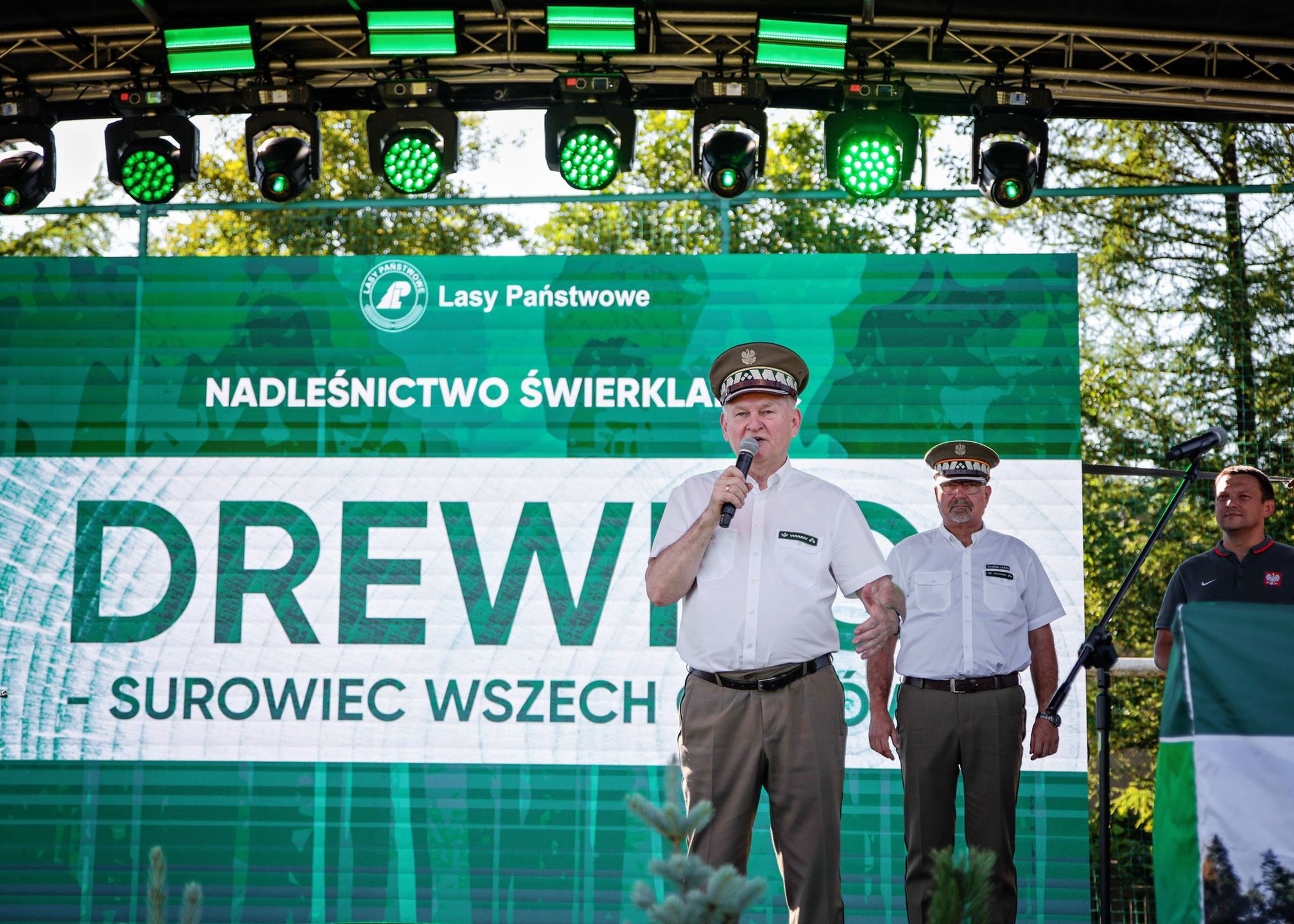 Dyrektor Generalny Lasów Państwowych podczas pikniku "Drewno - surowiec wszech czasów"