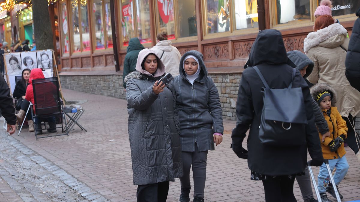 Turyści z dalekich krajów na zakopiańskim deptaku