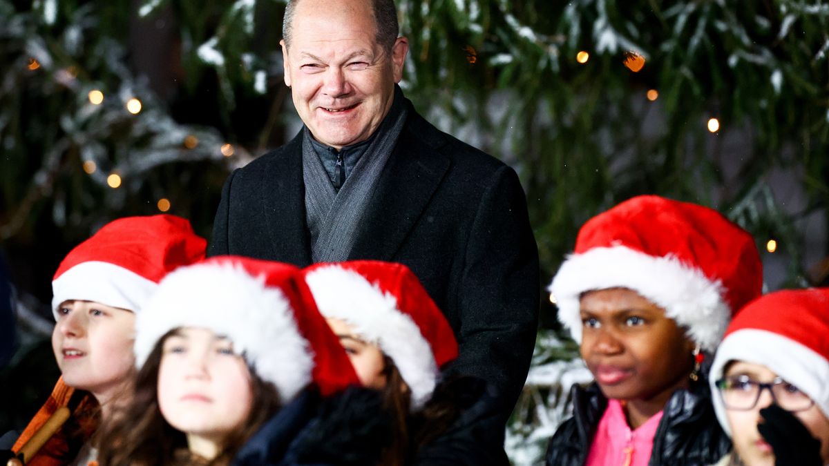 German Chancellor Olaf Scholz (C) attends the handing over ceremony of the Christmas tree at the Federal Chancellery in Berlin, Germany, 29 November 2023. EPA/Filip Singer Dostawca: PAP/EPA.