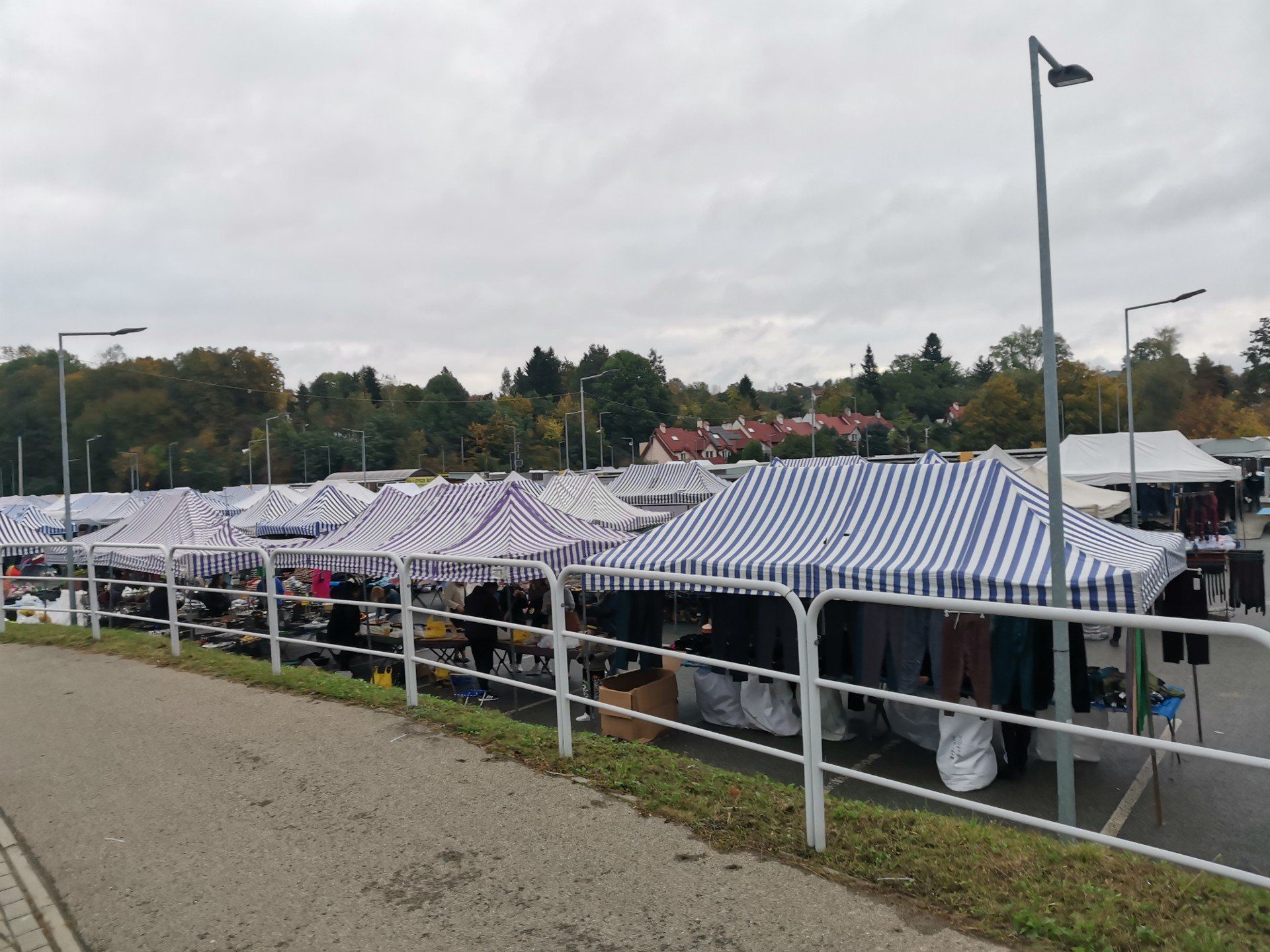 Sprzedawcy na targowisku przy ul. Dworaka oferowali sporo zimowej odzieży.