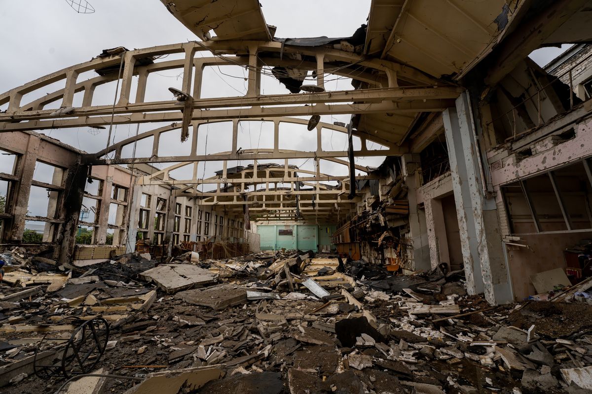 Zniszczony podczas pożaru w wyniku rosyjskiego ataku rakietowego kompleks sportowy Narodowego Uniwersytetu Technicznego w Charkowie