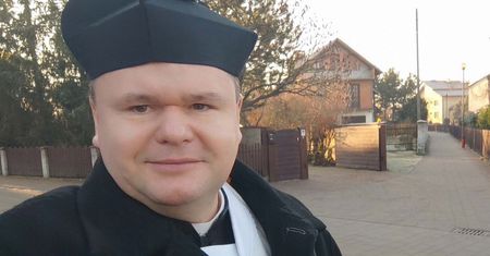 Ksiądz pokazał kopertę. "Nie chodzi tylko o pieniądze"