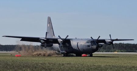 "Miękkie lądowanie". Polski Hercules zatrzymał się na trawie