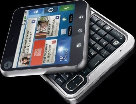 Kwadratowa Motorola ma nową nazwę i kolorową obudowę.