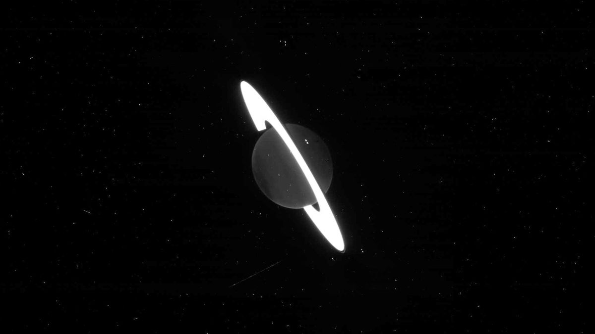 Rozjaśnione zdjęcie Saturna zrobione z filtrem F323N.