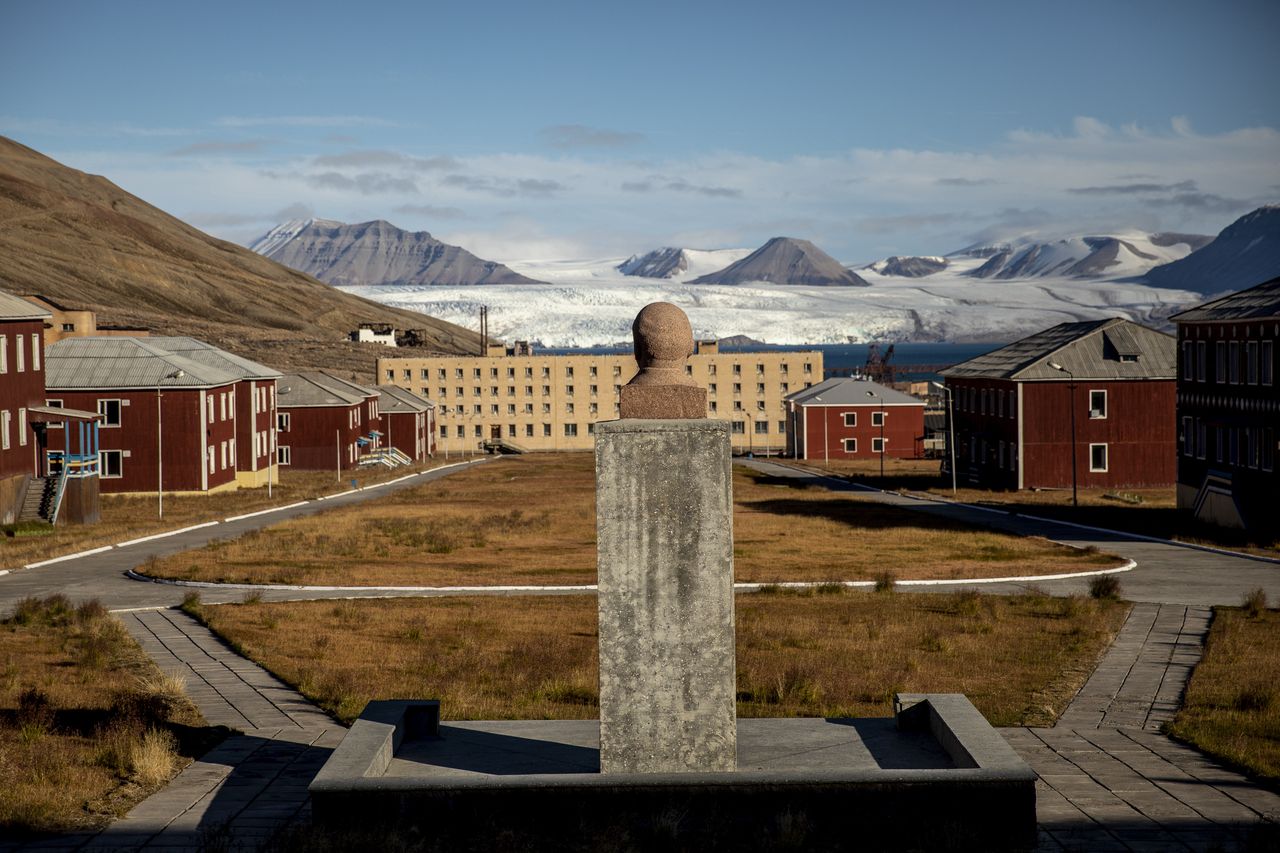 Pyramiden - a Russian ghost-town, abandoned in 1998 by 100 thousand miners, is set to become a Russian scientific center in the future, a place for Arctic scientists from Russia and partner countries to work.