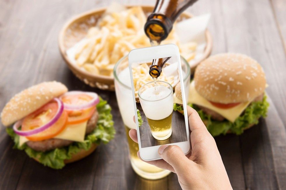 Zdjęcie fotografowanego posiłku pochodzi z serwisu Shutterstock