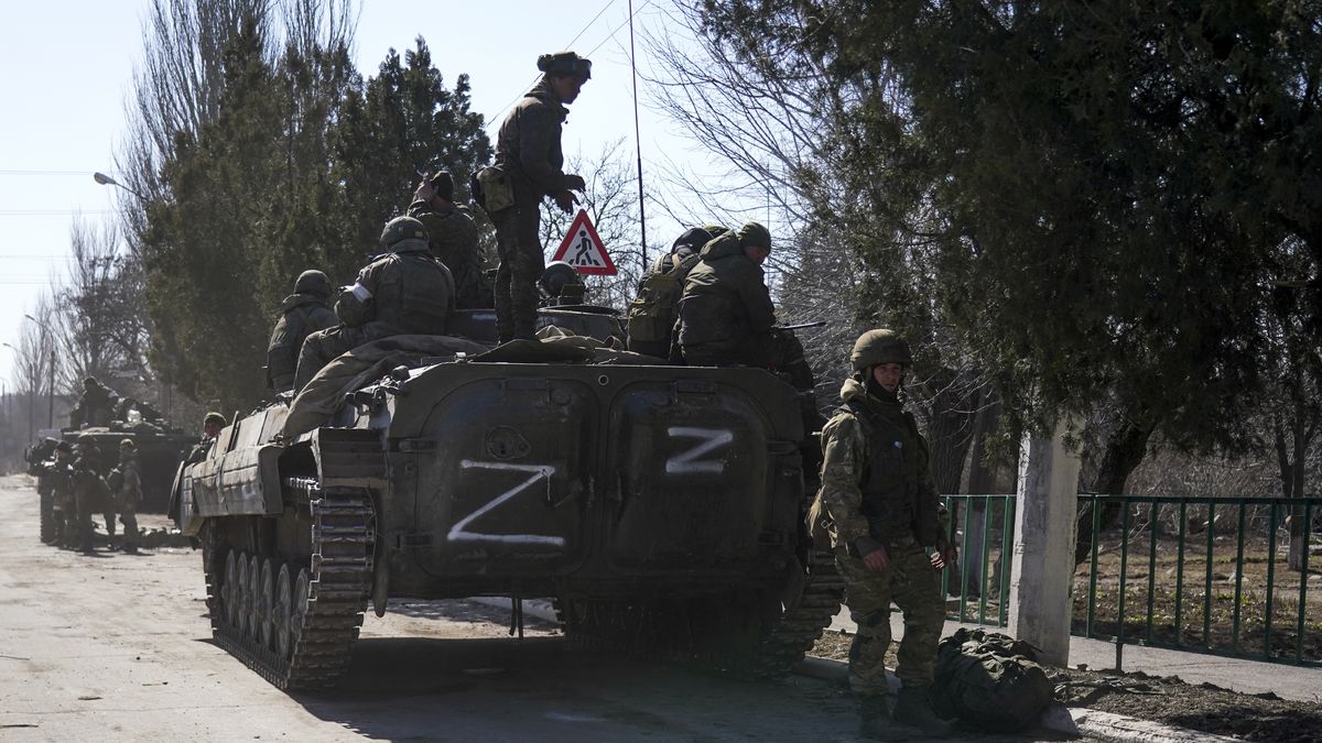 Evacuations from Mariupol continue
MARIUPOL, UKRAINE - MARCH 24: Russian military and pro-Russian separatists keep watch as civilians are being evacuated along humanitarian corridors from the Ukrainian city of Mariupol on March 24, 2022. (Photo by Stringer/Anadolu Agency via Getty Images)
Anadolu Agency
civilians