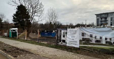 Nieznany sprawca nocą pociął banery na ogrodzeniu inwestycji mieszkaniowej przy ul. Skowronkowej