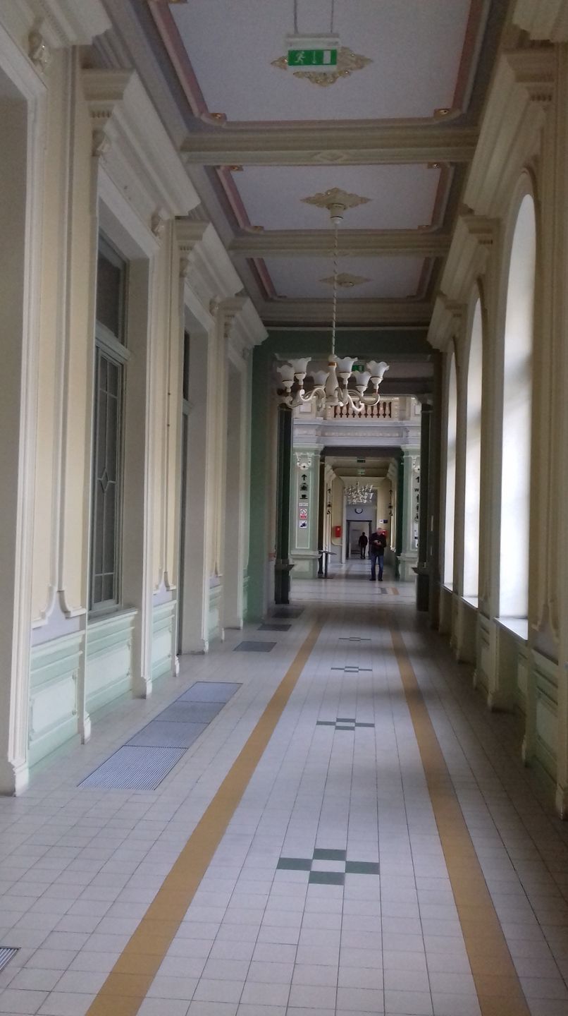 Wnętrze dworca kolejowego 