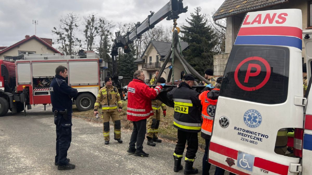 Ratowali seniora. Musieli użyć dźwigu. 