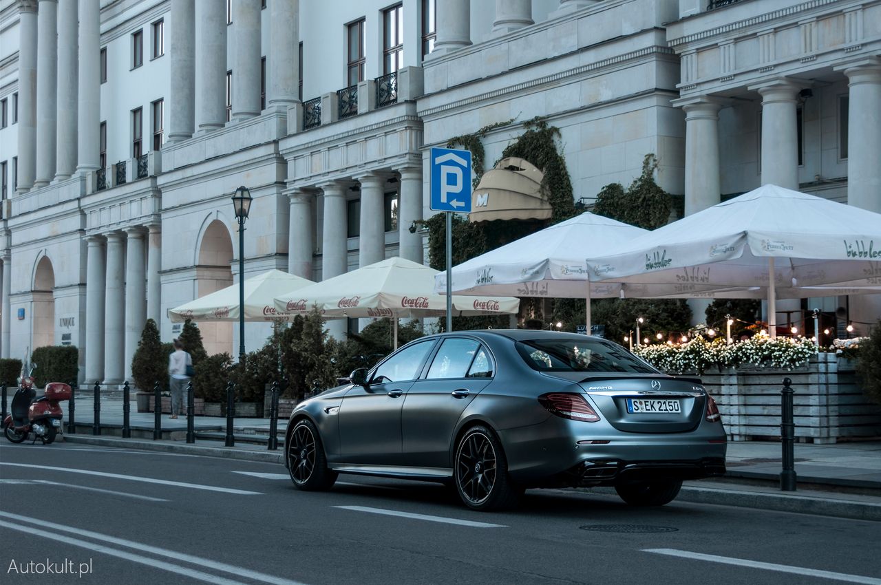 Mocarna limuzyna Mercedesa nie zapowiada swoim wyglądem tak ekstremalnych doznań za kierownicą