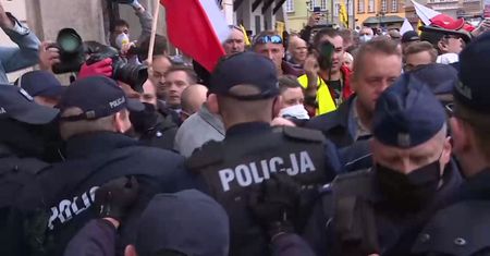 Protest w Warszawie. Policja użyła gazu pieprzowego