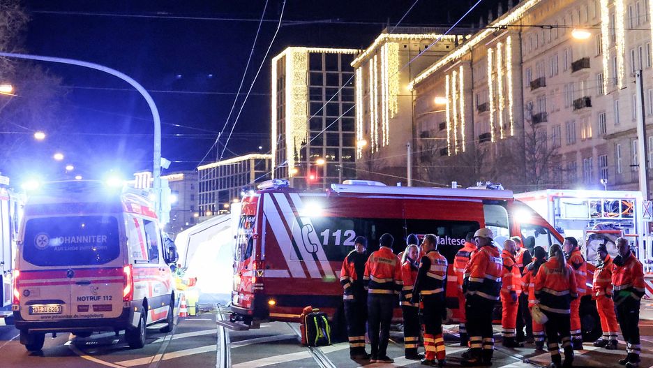 Emergency services at the scene after at least one person was killed and dozens injured after a car was driven into a crowd at the Christmas market in Magdeburg, Germany, 20 December 2024. Eyewitnesses told broadcaster MDR that the car drove straight into the crowd at the market in the direction of the town hall. According to a statement by the Magdeburg police on social media a suspect was taken into custody. EPA/FILIP SINGER Dostawca: PAP/EPA.