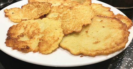 Babcia tak ścierała ziemniaki na placki. Wychodzą cienkie i chrupiące