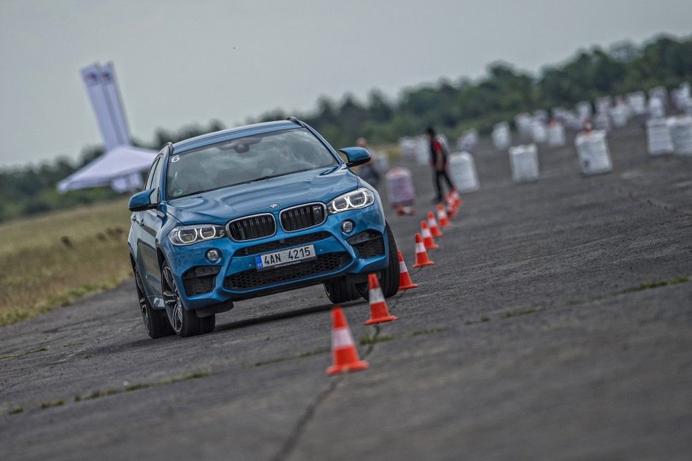 Choć BMW X6 M w ciasnym slalomie może wyglądać jak słoń w składzie porcelany to radzi sobie nadzwyczaj dobrze. Sztywno zestrojone podwozie, precyzyjny układ kierowniczy i napęd na wszystkie koła skutecznie trzymają niemałego SUV-a w ryzach pozwalając nawet na gwałtowne manewry.