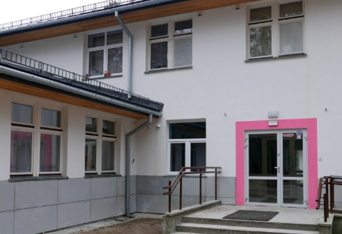 Mazowieckie. Tragedia w  ośrodku dla uchodźców w Dębaku koło Podkowy Leśniej. Dzieci zatruły się grzybami. Dwóch chłopców jest w stanie ciężkim, oczekują na przeszczep wątroby (UdSC)