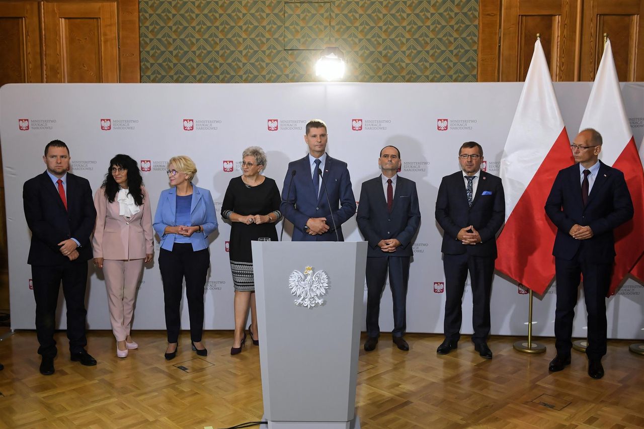 Powrót do szkoły. Konferencja MEN (druga od lewej: Maria Nawrocka-Rolewska)