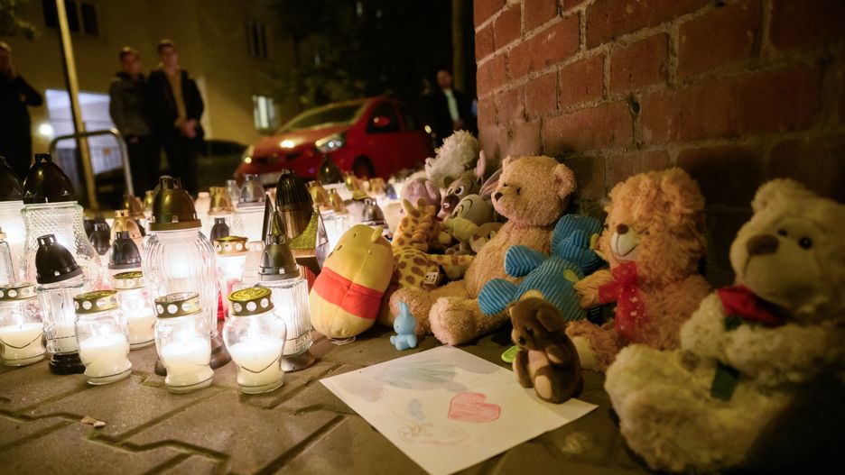 Poznań, 18.10.2023. Mieszkańcy miasta przynoszą znicze i maskotki w miejsce na poznańskim Łazarzu, gdzie doszło do śmiertelnego ugodzenia nożem 5-letniego chłopca, 18 bm. (jm) PAP/Jakub Kaczmarczyk