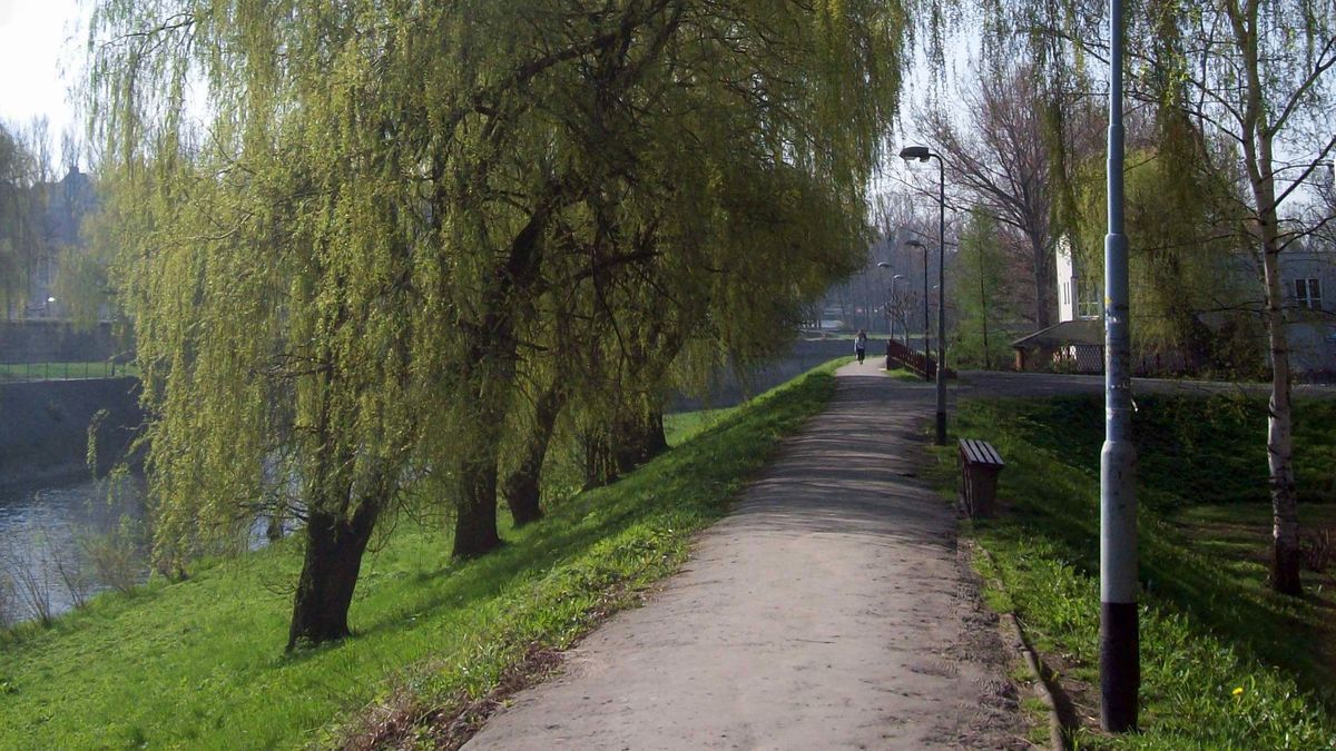 Promenada miejska w Kłodzku nad Nysą Kłodzką