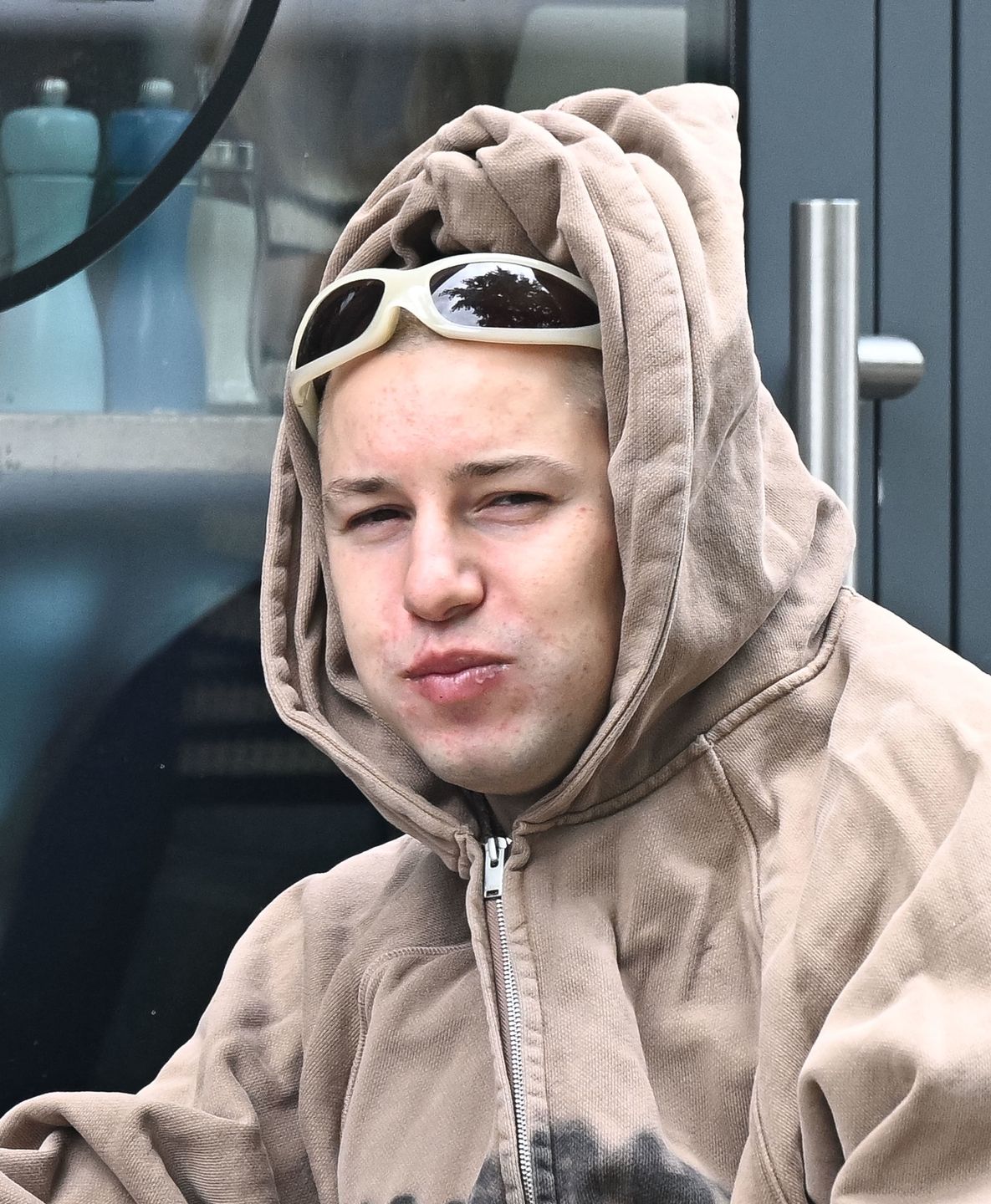 Żabson z nietęgą miną stołuje się w warszawskiej knajpie