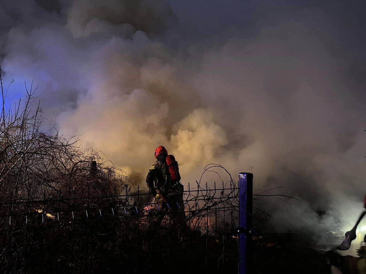 Pożar hali w Rudzie Śląskiej: strażacy walczyli z ogniem przy ulicy Magazynowej