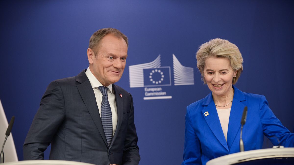 Bruksela, Belgia, 15.12.2023. Premier Donald Tusk (L) oraz szefowa Komisji Europejskiej Ursula von der Leyen (P) podczas konferencji prasowej po spotkaniu w drugim dniu szczytu Rady Europy w Brukseli, 15 bm. Tematem rozmów polityków było odblokowanie środków z Krajowego Planu Odbudowy dla Polski. (amb) PAP/Marcin Obara